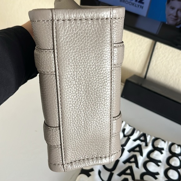 MARC JACOBS CEMENT THE LEATHER
CROSSBODY TOTE BAG - Picture 5 of 13